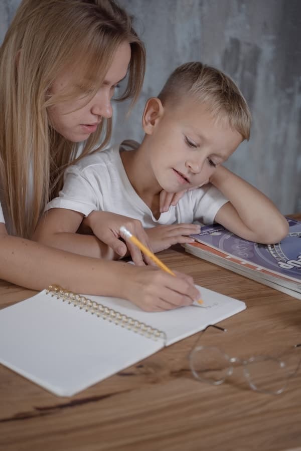 Parent et enfant observant ensemble une situation du quotidien, illustration du parcours TSA enfant Cereya