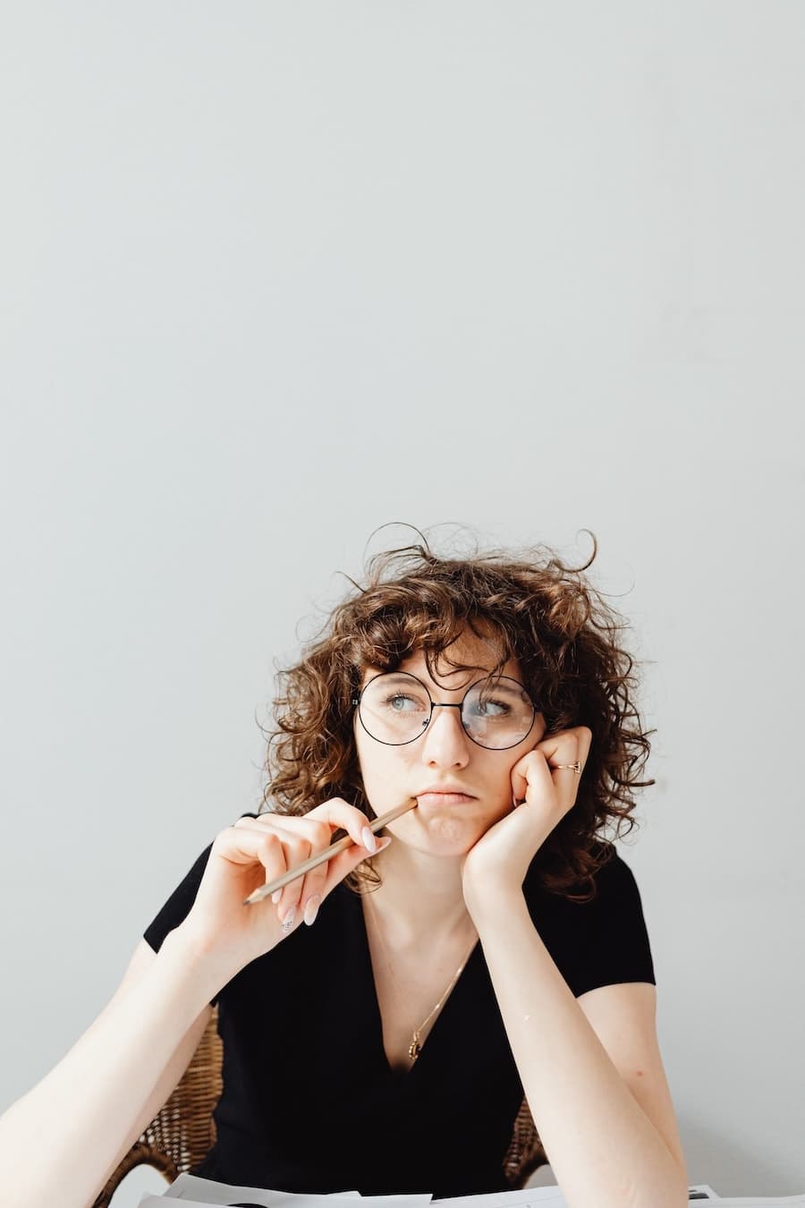 Personne en réflexion pendant la lecture d’un guide Cereya